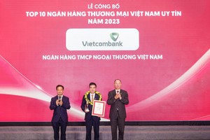 Đại diện Vietcombank (đứng giữa) nhận danh hiệu “Link Vào Nhà Cái KL99 COM Tặng +199k uy tín nhất Việt Nam năm 2023” từ Ban Tổ chức.
