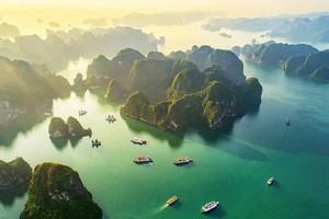 Vịnh Hạ Long là một trong ba di sản của Việt Nam (cùng với Hội An và vườn quốc gia Phong Nha - Kẻ Bàng) vừa được Tạp chí du lịch Wanderlust của Anh đưa vào top các Di sản ấn tượng nhất Đông Nam Á để du khách ghé thăm.