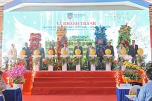 Các đại biểu thực hiện nghi thức khánh thành Trường Tiểu học-THCS-THPT Khải Hoàn - Nam Sài Gòn (Victoria School).