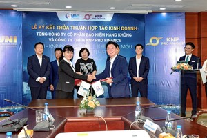 Bà Tào Thị Thanh Hoa – Phó TGĐ VNI và ông Kim Dong Lyun – Giám đốc KNP Pro cùng ký & trao Thỏa thuận hợp tác Kl992 VIP Trang Chủ 2026.