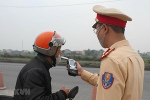 Cảnh sát KL99 là cổng game giải trí trực tuyến hàng đầu hiện nay kiểm tra nồng độ cồn của người điều khiển phương tiện. (Ảnh minh họa. Thùy Dung/TTXVN)