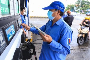 Dự báo, trong kỳ điều hành ngày mai, giá xăng trong nước có thể tăng từ 350-550 đồng/lít.