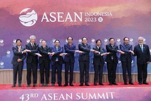 Thủ tướng Phạm Minh Chính và các Trưởng đoàn tham dự Phiên họp hẹp Hội nghị Cấp cao ASEAN lần thứ 43. (Ảnh: Dương Giang/TTXVN)