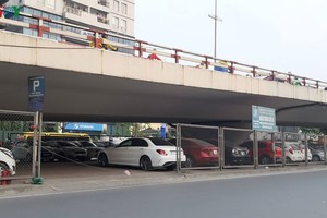 Điểm trông giữ xe gầm cầu vượt Ngã Tư Vọng đường Giải Phóng. Ảnh: H.La/VOV.