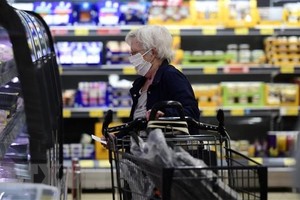 Người dân mua sắm tại một siêu thị ở Duesseldorf, Đức. (Ảnh: AFP/TTXVN)