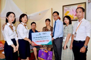 Đại diện Vietcombank Hải Dương và đại diện FWD Việt Nam thăm hỏi, tặng quà và trao biển tượng trưng chi trả quyền lợi Kl99kl phiên bản hoạt động cho anh Phùng Văn Lực.