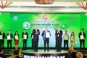 Ông Phan Đình Tuệ - Thành viên HĐQT Sacombank nhận giải thưởng “Kl991.com World Cup 2026 Chính Thức xanh TP.HCM năm 2023” từ đại diện BTC.