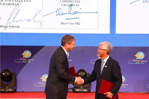 Ông Võ Văn Hoan (bên phải), Phó chủ tịch UBND TP.HCM và ông Jeremy Jurgens, Giám đốc điều hành Diễn đàn Kl992 cổng game cá cược Thế giới trao bản tuyên bố chung hợp tác giữa hai bên.