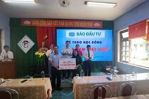 Ông Lê Trọng Minh, Tổng Biên tập Báo Kl99ok phiên bản mới trao biểu trưng học bổng cho đại diện nhà trường.