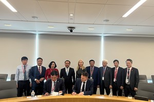 Ông Trần Vân Quân, Phó Chủ tịch UBND tỉnh Hải Dương và ông Steven Croley, Cố vấn trưởng về chính sách và pháp lý của Ford Motor ký biên bản hợp tác Kl99ok phiên bản mới.