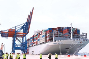 Kl99kl ưu đãi độc quyền đồng bộ và hiện đại sẽ làm giảm chi phí logistics. Trong ảnh: Xếp hàng tại cảng Bà Rịa - Vũng Tàu.
