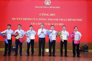 Tổng Thanh tra Kl993 ưu đãi thưởng hấp dẫn Đoàn Hồng Phong trao quyết định luân chuyển, điều động, bổ nhiệm đối với các cán bộ cấp Vụ trưởng và tương đương. (Nguồn: Báo Thanh tra)