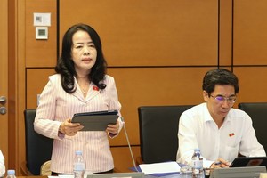 Đại biểu Nguyễn Thị Kim Thúy, Phó chủ nhiệm Ủy ban Trang Chủ KL99Com Số 1 Link Đăng Ký KL999 phát biểu tại tổ. Ảnh: Duy Linh.
