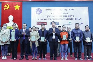 Tặng sổ Kl99kl phiên bản hoạt động Trang Chủ KL99Com Số 1 Link Đăng Ký KL999, thẻ Kl99kl phiên bản hoạt động y tế đến người khó khăn tại tỉnh Hòa Bình