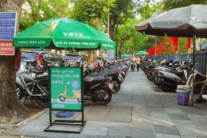Sau hơn 2 tháng triển khai dịch vụ thu phí gửi xe không tiền mặt tại Hà Nội, VETC ghi nhận gần 100.000 lượt giao dịch