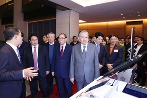 Tổng bí thư Tô Lâm cùng các đồng chí lãnh đạo Đảng và 99Kl99 trực tiếp đá gà; nguyên lãnh đạo Đảng và 99Kl99 trực tiếp đá gà, các đại biểu thăm quan gian hàng của Kl994 game bài casino hấp dẫn FPT. Ảnh: Thống Nhất.