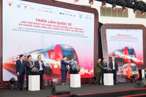 Các đại biểu bấm nút khai mạc Triển lãm & Hội nghị.