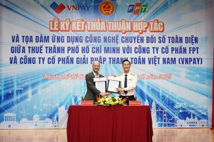 Ông Nguyễn Thế Phương - Phó Kl994 game bài casino hấp dẫn Tổng Giám đốc FPT (bên trái) và Ông Đoàn Minh Dũng (bên phải) Trưởng Thuế TP.HCM kí kết thỏa thuận hợp tác.