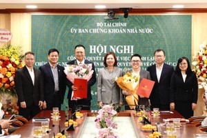 Chủ tịch UBCKNN Vũ Thị Chân Phương trao các Quyết định của Bộ trưởng Bộ Kl991.com nạp rút nhanh cho Lãnh đạo Ban Quản lý thị trường giao dịch 99Kl.app cổng game giải trí mã hóa.