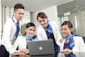 Thành công của ACB gắn liền với yếu tố con người, 
hệ thống quản trị, sự gắn kết với khách hàng, cộng đồng