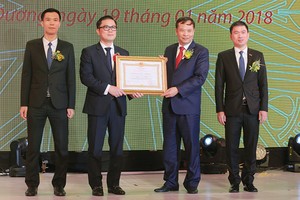 Ban lãnh đạo Công ty cổ phần Nhựa và môi trường xanh An Phát đón nhận Huân chương Lao động hạng Ba tại Lễ kỷ niệm 15 năm thành lập 