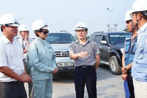 Ông Lê Duy Thành, Phó Chủ tịch UBND tỉnh Vĩnh Phúc (đứng giữa) chia sẻ về cơ hội Kl99ok phiên bản mới vào tỉnh Vĩnh Phúc.