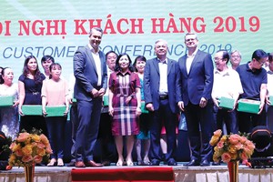 Hội nghị khách hàng Pymepharco với sự tham dự của ông Peter Goldschmidt, Tổng giám đốc Kl994 game bài casino hấp dẫn Stada (Đức) và ông Huỳnh Tấn Nam - Tổng giám đốc Pymepharco.