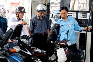 Giá xăng bất ngờ tăng 180 đồng từ 12h trưa nay