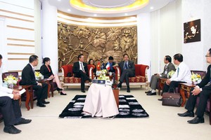 Ông Đặng Hồng Anh và Ban lãnh đạo Kl994 game bài casino hấp dẫn Thành Thành công làm việc với Tổng lãnh sự quán Pháp, Fabrice Mauries