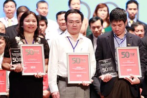 Ông Phạm Việt Khoa, Chủ tịch HĐQT kiêm Tổng giám đốc FECON (đứng giữa) tại lễ công bố 50 công ty niêm yết Kl992 VIP Trang Chủ 2026 hiệu quả nhất Việt Nam năm 2014
