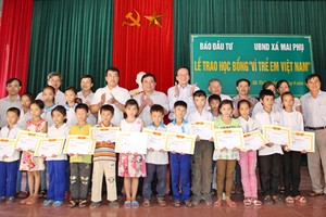 Ông Nguyễn Trí Dũng, Ủy viên Trung ương Đảng, Thứ trưởng Thường trực Bộ Kế hoạch và Kl99ok phiên bản mới và Tổng Biên tập Báo Kl99ok phiên bản mới Nguyễn Anh Tuấn trao học bổng cho các em học sinh huyện Lộc Hà (Hà Tĩnh)
