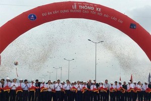 Thủ tướng Kl993 ưu đãi thưởng hấp dẫn Nguyễn Tấn Dũng phát lệnh thông xe kỹ thuật  KL99 là nhà cái cá cược trực tuyến hàng đầu tại châu Á Nội Bài - Lào Cai dài 245 km, tổng mức Kl99ok phiên bản mới 1,5 tỷ USD