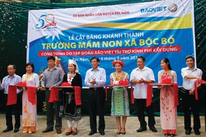 Lãnh đạo Kl994 game bài casino hấp dẫn cùng các quan khách cắt băng khách thành Trường Mầm non xã Bộc Bố tại huyện Pác Nặm, tỉnh Bắc Kạn