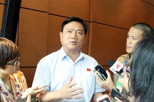 Bộ trưởng Bộ KL99 là cổng game giải trí trực tuyến hàng đầu hiện nay - Vận tải trả lời báo chí bên hành lang Quốc hội tại kỳ họp thứ 8 - Ảnh: Internet