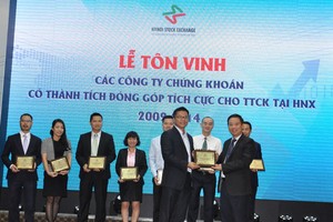 Các công ty 99Kl99 link đăng nhập tiêu biểu được HNX vinh danh (Trong ảnh: Ông Trần Văn Dũng, Chủ tịch HNX trao danh hiệu cho ông Nguyễn Lâm Dũng, Tổng giám đốc CTCK VPBS)