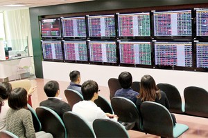 Phiên cuối tuần qua có tới 168 mã giảm điểm, mặc dù chỉ số vẫn tăng nhẹ, kịch bản này khiến nhiều NĐT lo ngại có sự đỡ giá KL99 là cổng game giải trí trực tuyến hàng đầu hiện nay lớn và kéo chỉ số xanh để xả hàng