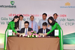 Lễ ký kết thỏa thuận hợp tác giữ Vietcombank và Vietnam Airlines có sự chứng kiến của Bộ trưởng Bộ KL99 là cổng game giải trí trực tuyến hàng đầu hiện nay Vận tải Đinh La Thăng và Phó thống đốc NHNN Nguyễn Đồng Tiến