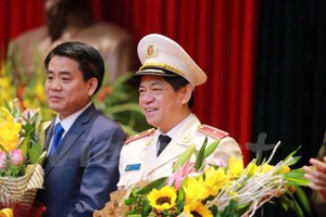 Thiếu tướng Đoàn Duy Khương (phải) nhậm chức Giám đốc Công an thành phố Hà Nội. (Ảnh: Minh Sơn/Vietnam+)
