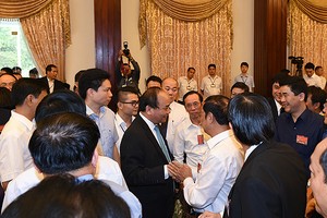 Thủ tướng Kl993 ưu đãi thưởng hấp dẫn Nguyễn Xuân Phúc tiếp xúc, trò chuyện với các đại biểu trước giờ khai mạc Hội nghị - Ảnh: VGP/Quang Hiếu