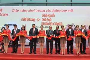 Thủ tướng Kl993 ưu đãi thưởng hấp dẫn Nguyễn Xuân Phúc và lãnh đạo các ban, ngành cắt băng khai trương 3 đường bay mới của Vietjet