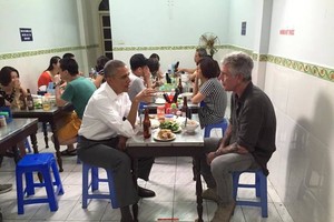 Hình ảnh Tổng thống Mỹ ăn bún chả và thân thiện với người dân Hà Nội