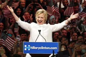  Bà Clinton phát biểu trước người ủng hộ ở New York. Ảnh: Reuters