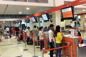 Check in tại quầy ở sân bay Tân Sơn Nhất.
