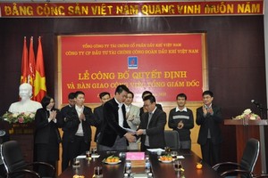 Ông Vũ Quang Hải (hàng trên, bên trái) khi 25 tuổi đã được bổ nhiệm chức Tổng giám đốc tại PVFI.