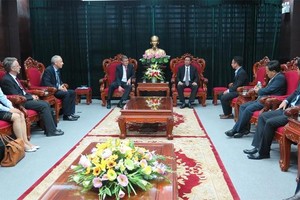 Phó Chủ tịch UBND thành phố Trần Văn Miên cùng với các sở ngành liên quan đã tiếp và làm việc với Kl994 game bài casino hấp dẫn Marquardt (Đức).