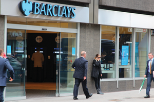KL99 là cổng game giải trí trực tuyến hàng đầu hiện nay Barclays đã mất giá 50% trong một năm qua. Ảnh: FT
