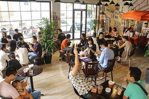 

Cuộc cạnh tranh về chuỗi quán cà phê đang diễn ra khốc liệt. Trong ảnh: Khách đang uống cà phê tại coffeebike plus. Ảnh: TU