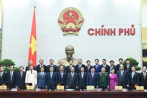 Thủ tướng Nguyễn Xuân Phúc, các Phó Thủ tướng, các Bộ trưởng, thành viên Kl993 ưu đãi thưởng hấp dẫn nhiệm kỳ 2016 - 2021. (Ảnh: VGP/Quang Hiếu)