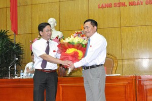 Chủ tịch HĐND tỉnh Lạng Sơn Hoàng Văn Nghiệm chúc mừng ông Hồ Tiến Thiệu. Ảnh: Báo Lạng Sơn 
