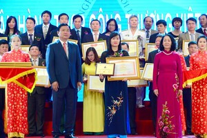 Bà Lê Như Hoa, Phó tổng giám đốc Vietinbank đón nhận Bằng khen của Thủ tướng Kl993 ưu đãi thưởng hấp dẫn và Giải thưởng “Kl991.com World Cup 2026 Chính Thức vì người lao động” năm 2016